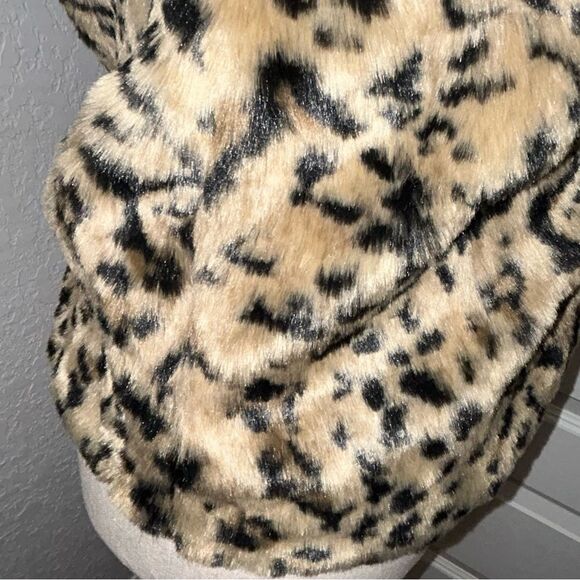 Jack Animal Print Faux Fur One Hook Closure Sleeveless Statement Vest - Picture 3 of 10